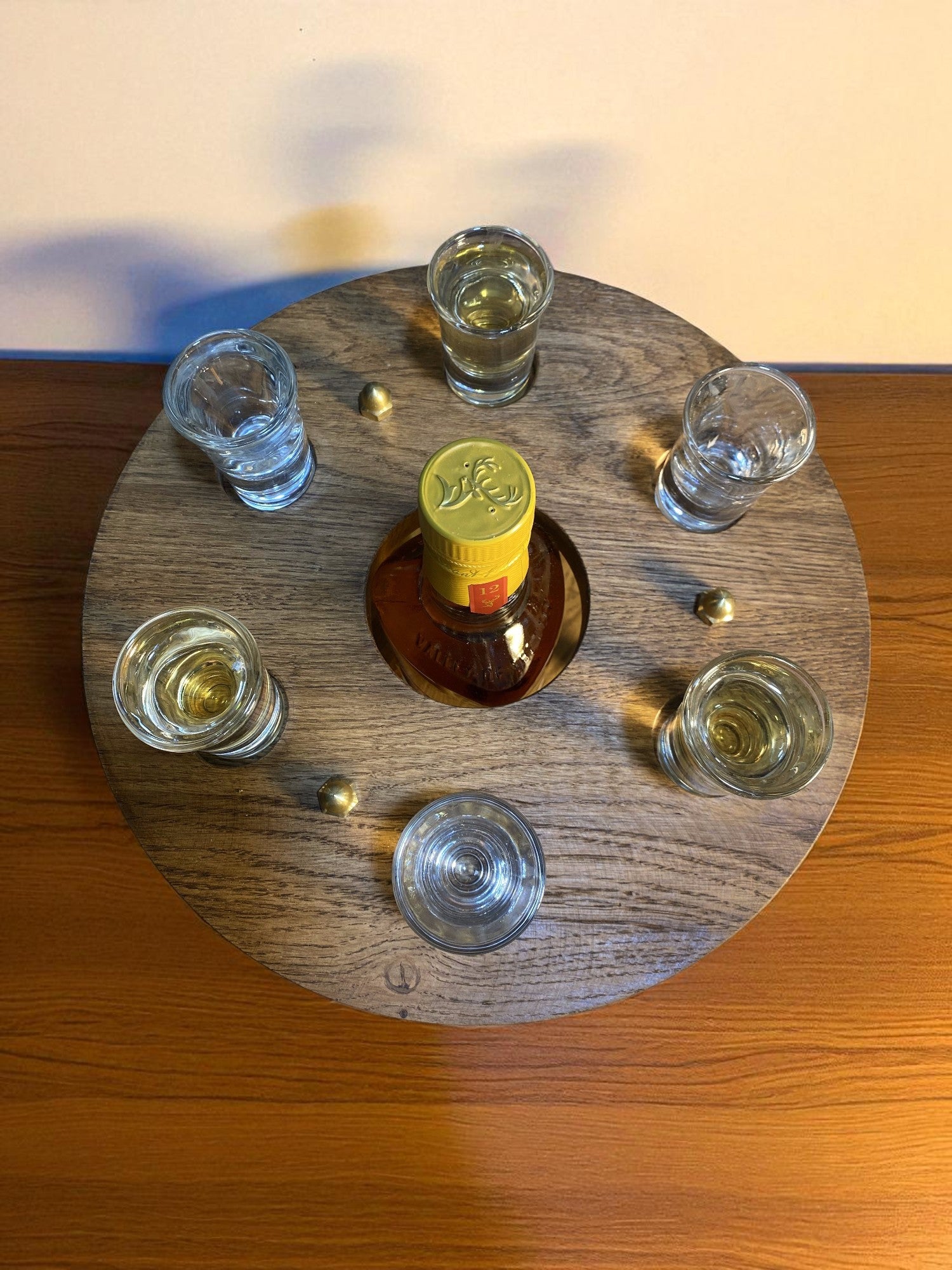 Round 6 – מעמד מרכזי לבקבוק וויסקי ו-6 כוסות
