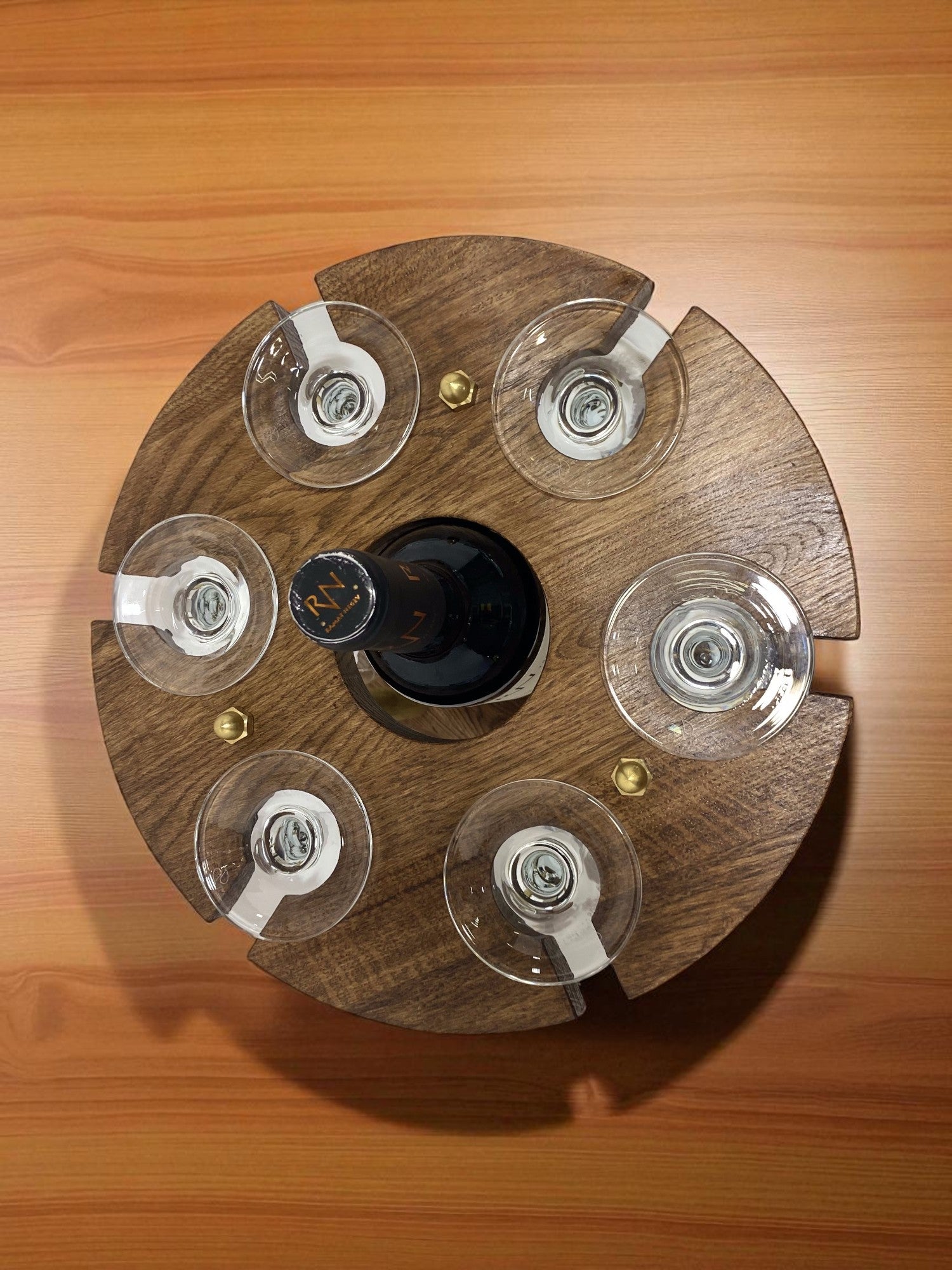 Round 6 – מעמד מרכזי לבקבוק יין ו-6 גביעים