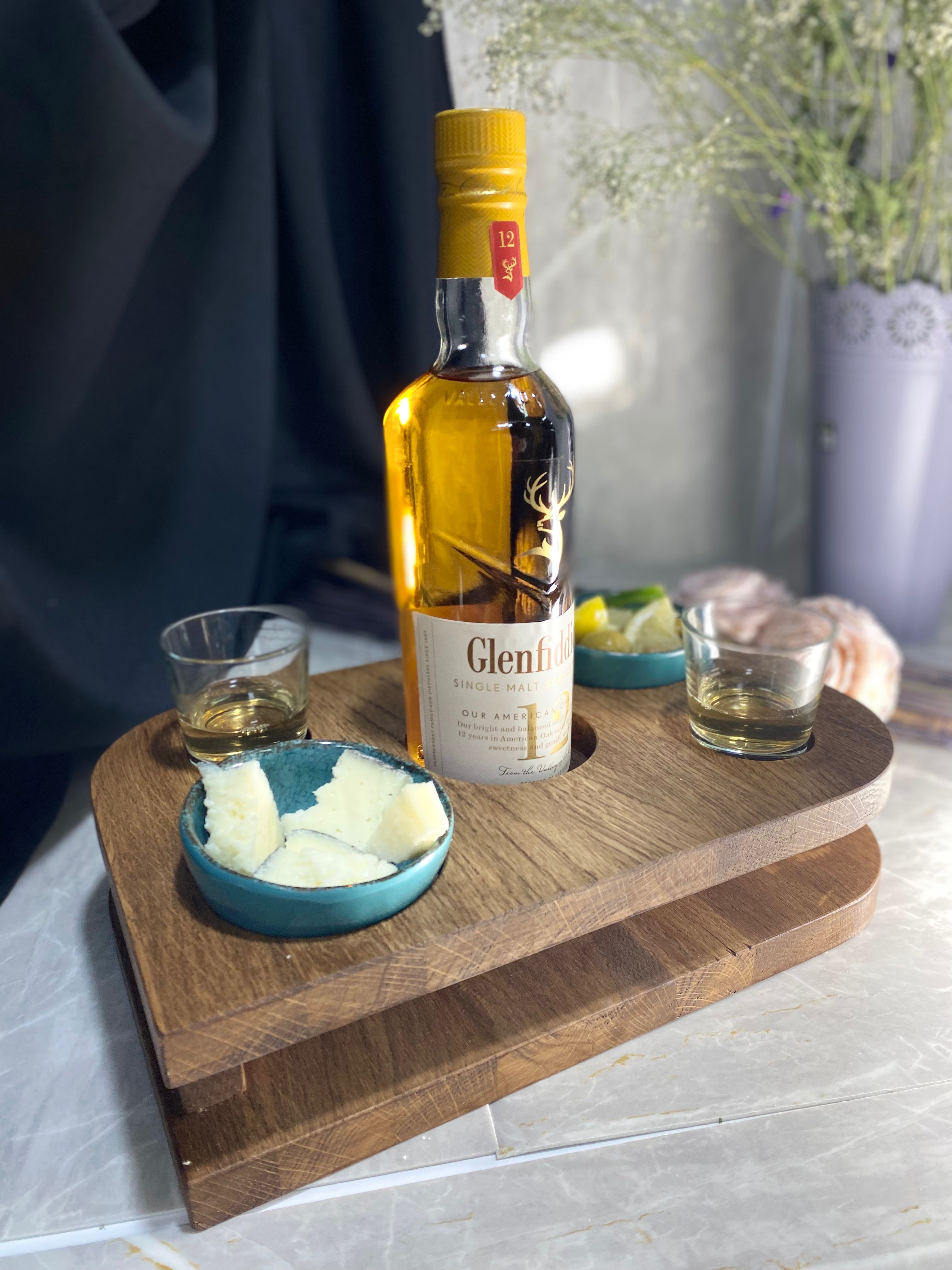 Whisky Host – מעמד הגשה לוויסקי עם קעריות