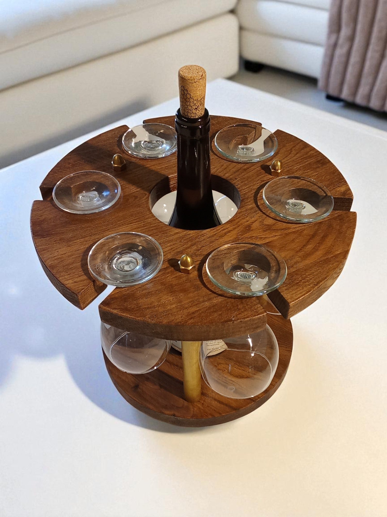 Round 6 – מעמד מרכזי לבקבוק יין ו-6 גביעים