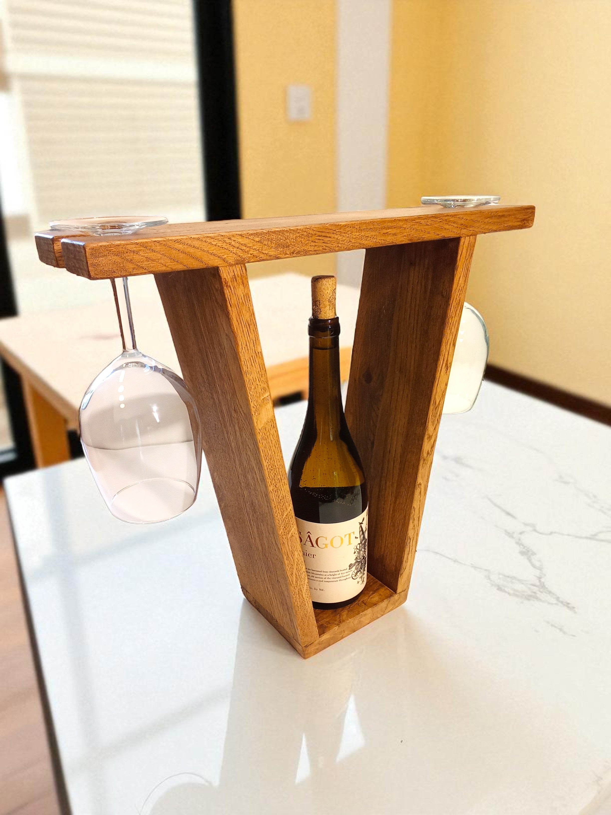 Wine Stand Duo – מעמד לבקבוק יין ו־2 כוסות