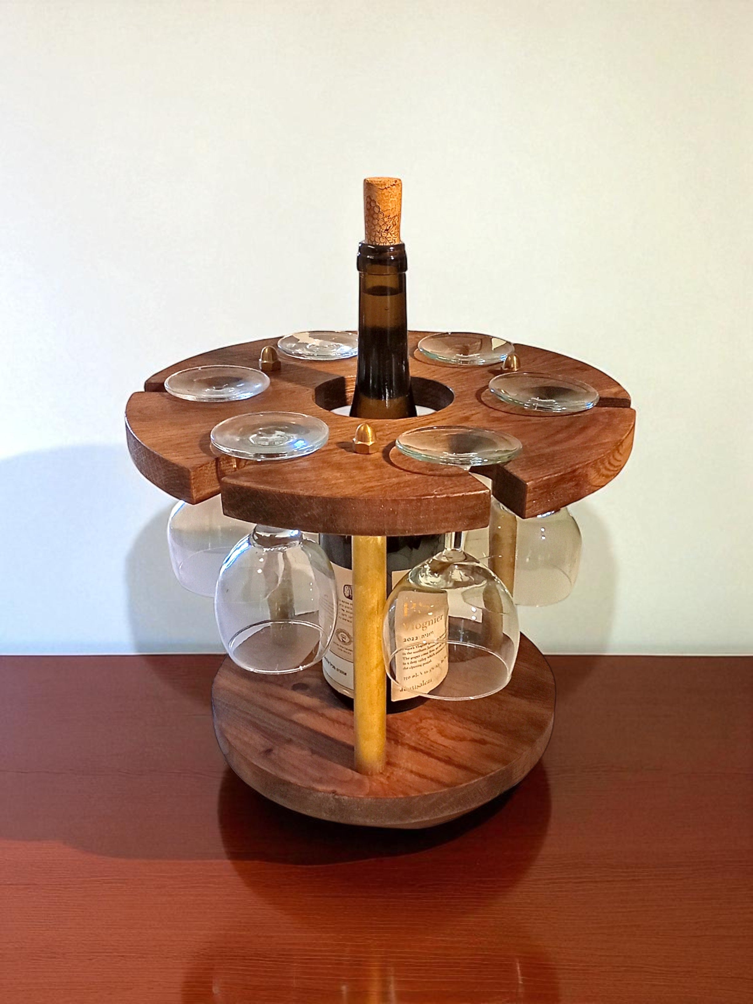 Round 6 – מעמד מרכזי לבקבוק יין ו-6 גביעים