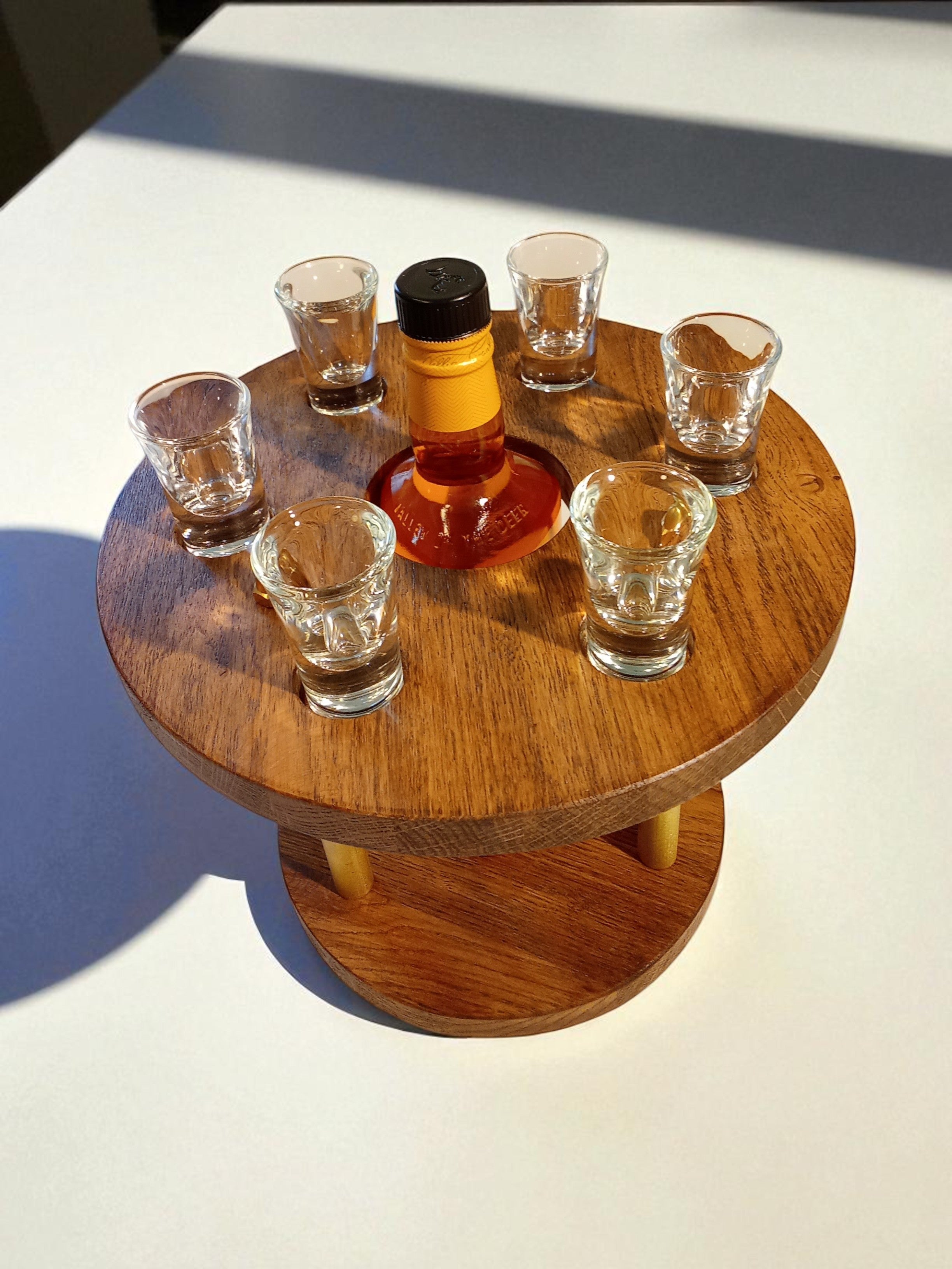 Round 6 – מעמד מרכזי לבקבוק וויסקי ו-6 כוסות