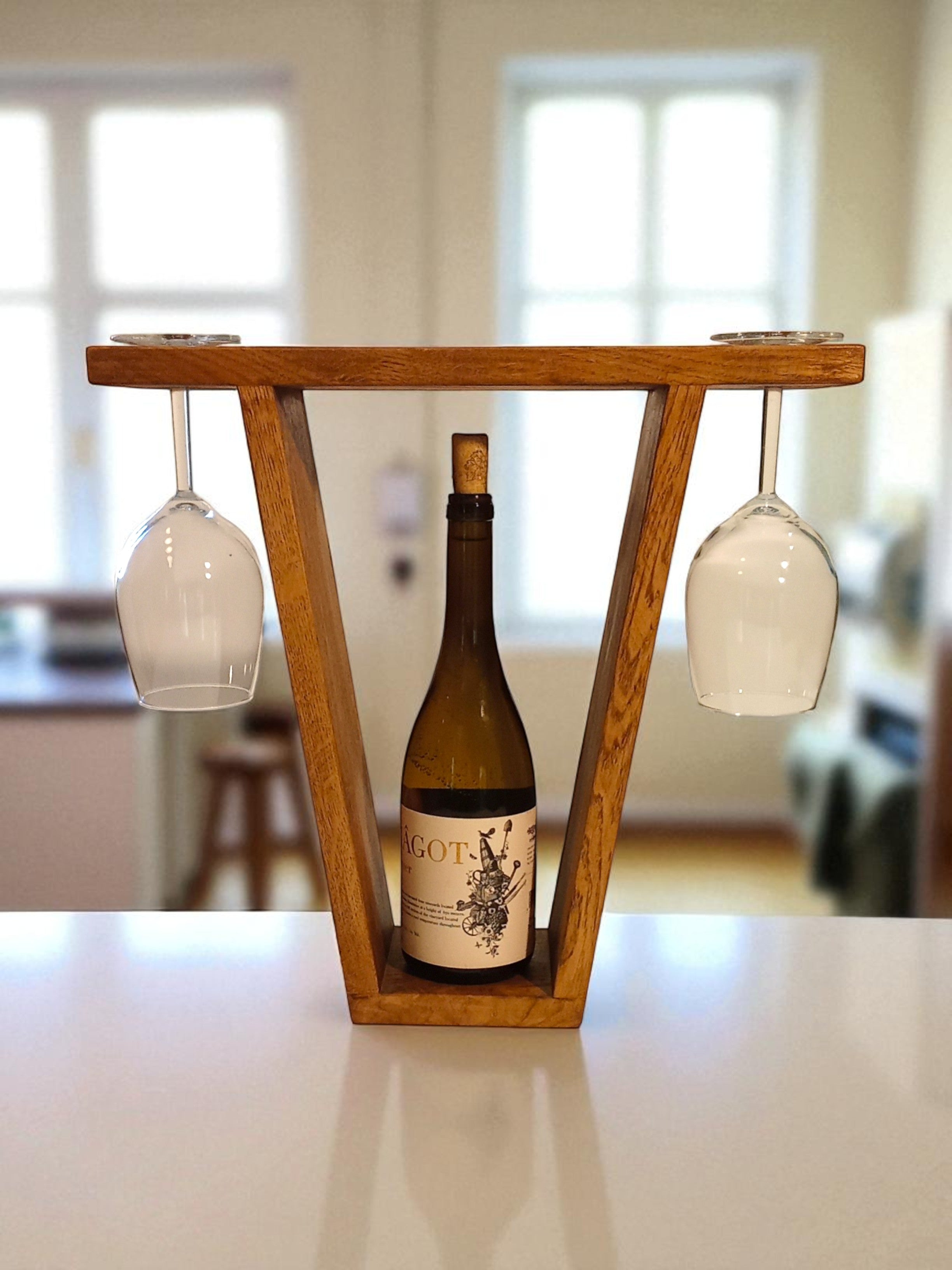 Wine Stand Duo – מעמד לבקבוק יין ו־2 כוסות