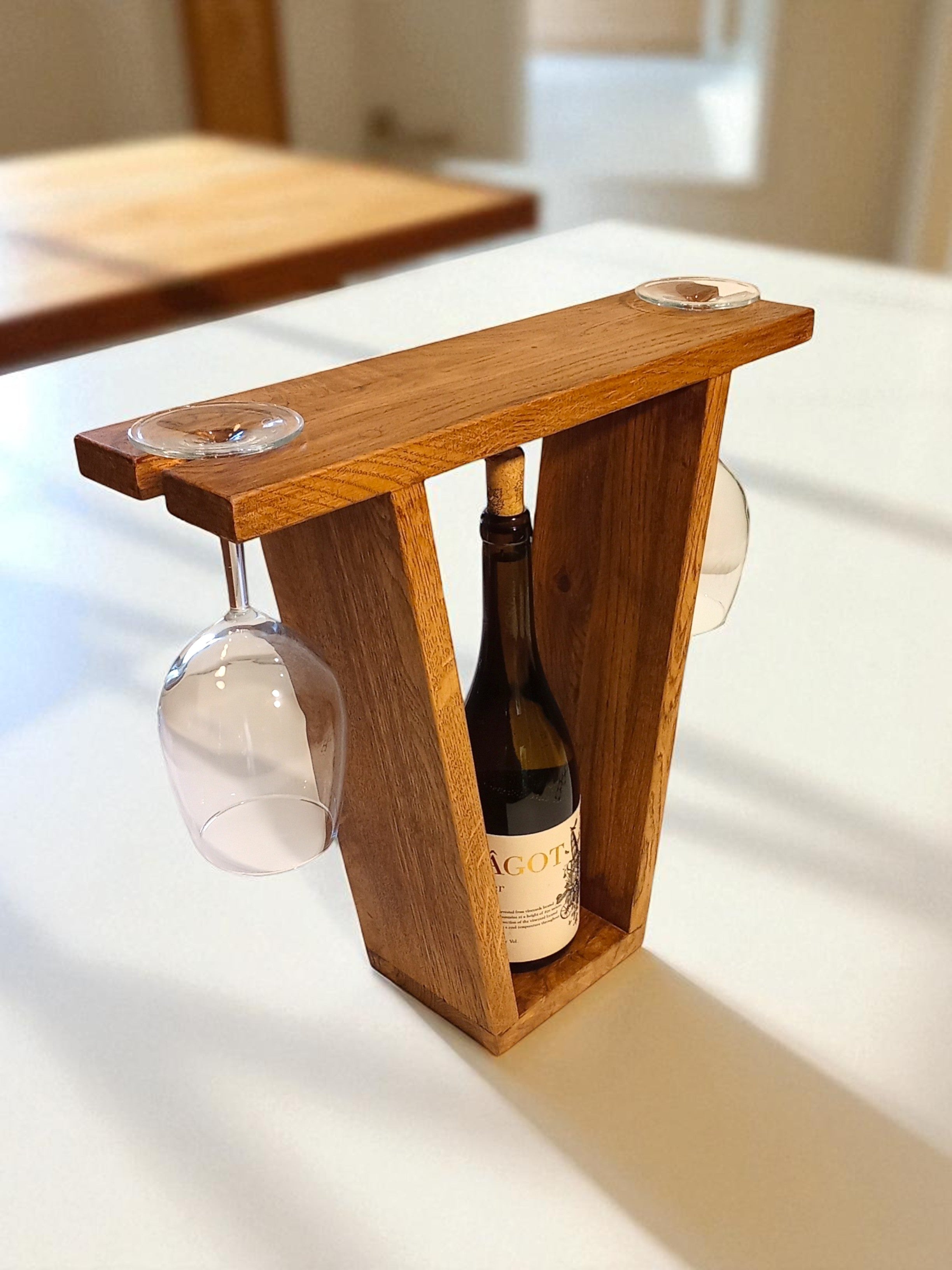 Wine Stand Duo – מעמד לבקבוק יין ו־2 כוסות