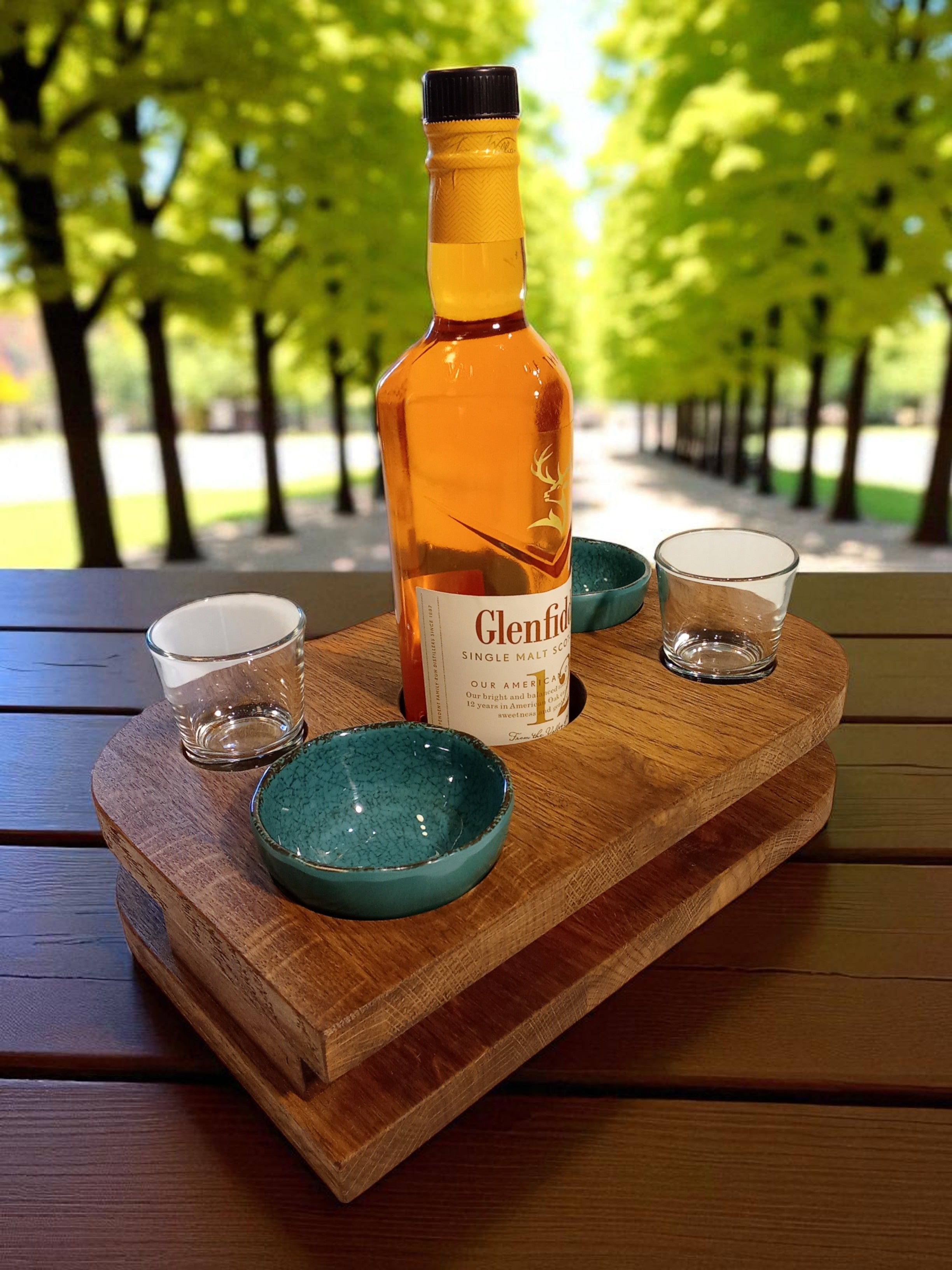 Whisky Host – מעמד הגשה לוויסקי עם קעריות