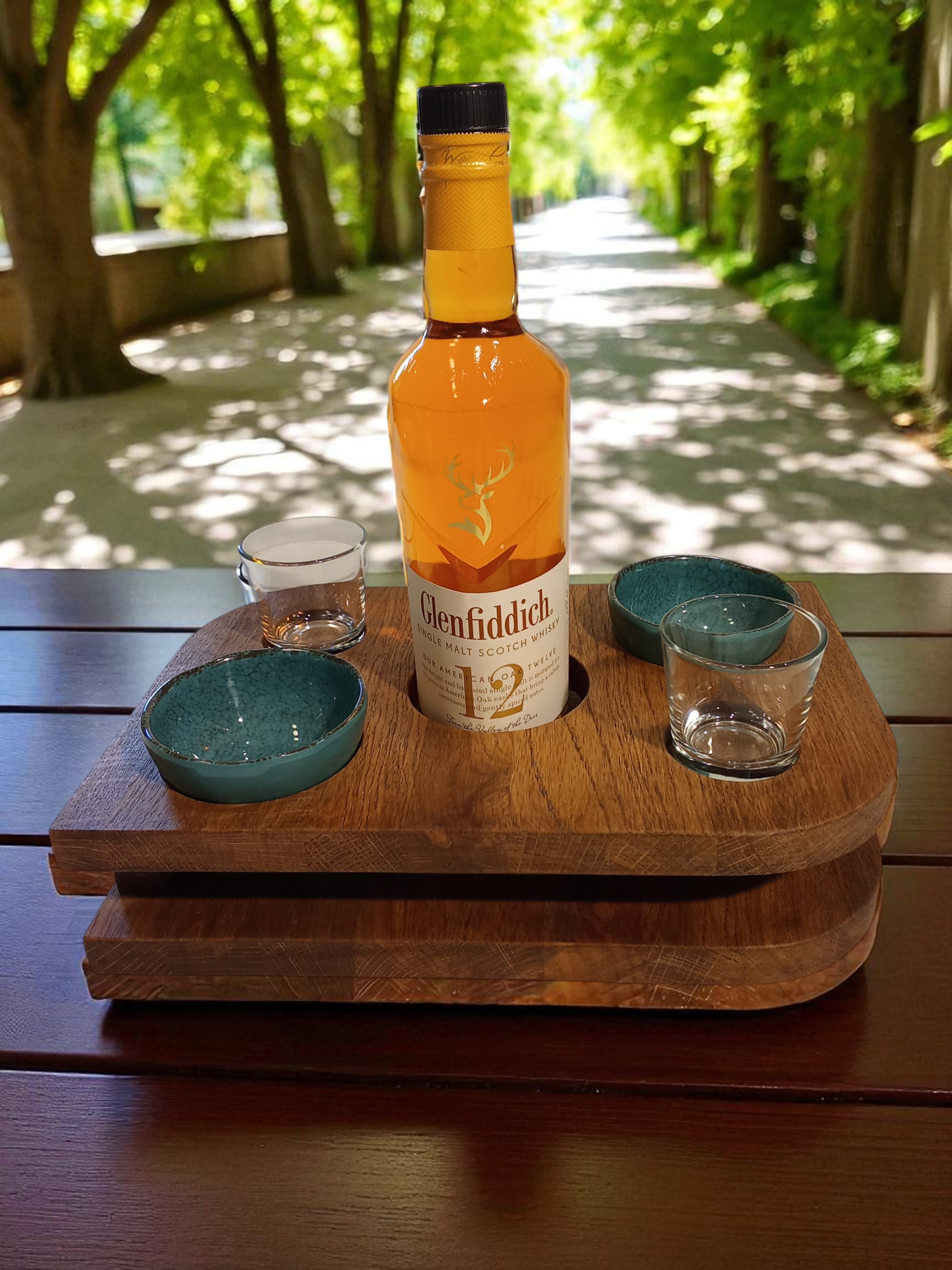 Whisky Host – מעמד הגשה לוויסקי עם קעריות