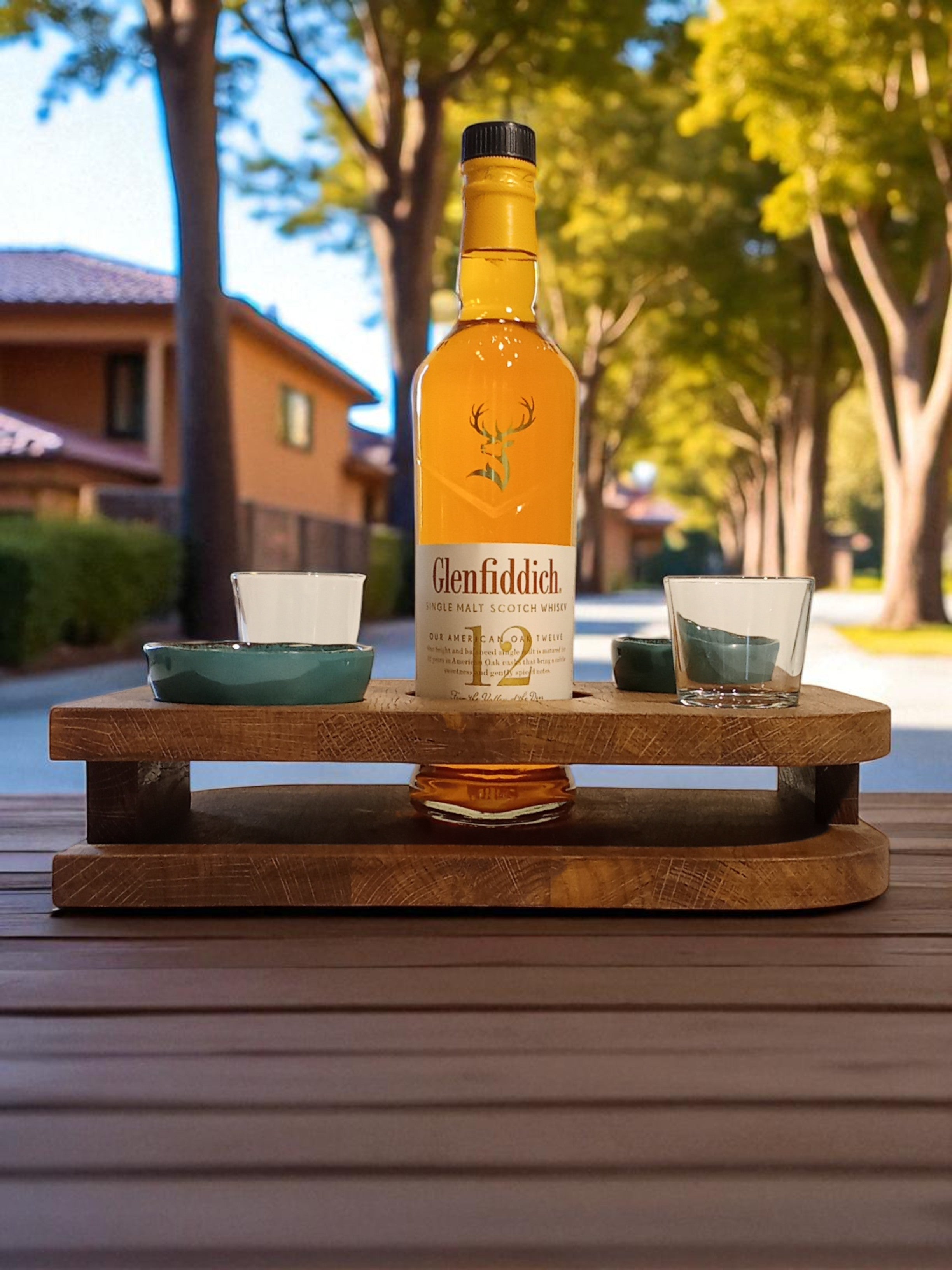 Whisky Host – מעמד הגשה לוויסקי עם קעריות